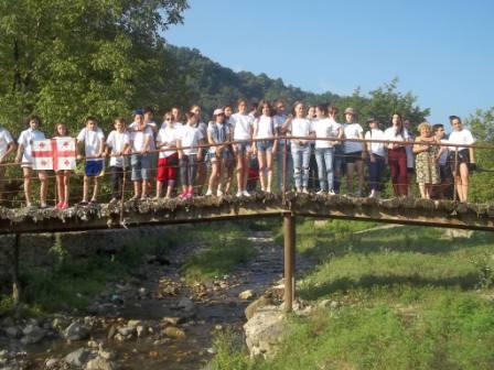 Photo : Les participants, sur le pont d'accès au centre