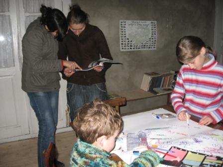 Photo : Activités manuelles d'enfants dans la maison d'Islari