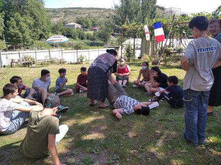 L'atelier des premiers secours se tient à l'extérieur Photo : à l'extérieur, un atelier premiers secours