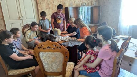 La démonstration est suivie avec attention Photo : atelier de couture à Mtskheta