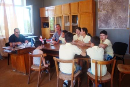 Moment solennel pour les enfants Photo : Monsieur le maire prend note du rapport des enfants