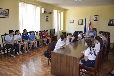 Photo : Le maire reçoit les participants au camp