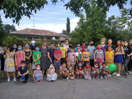 Masqués mais joyeux Photo : les enfants sont masqués mais joyeux