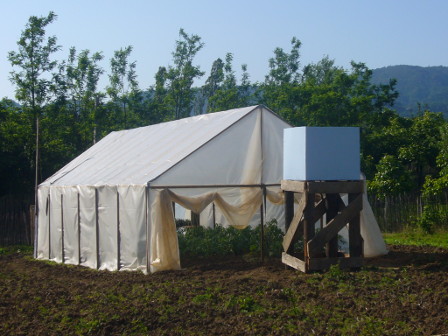 La première serre et son réservoir. Ils seront remplacés. Photo : La première serre et son réservoir