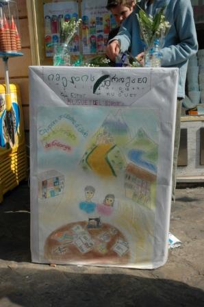 Les enfants ont dessiné quelques caractères de l'alphabet géorgien Photo : Stand de vente, en 2007, avec des caractères géorgiens