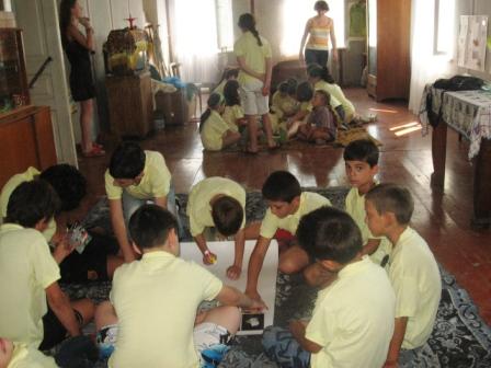 Des jeux dans la maison Photo : Les enfants du camp en pleine action
