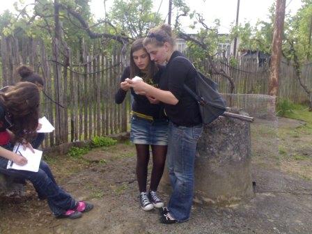 Les lycéennes enquêtent Photo : Lycéennes près d'un puits