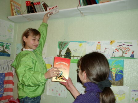 Nous aussi aimons lire Photo : Prêt d'un livre de la bibliothèque