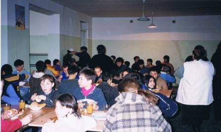 Le moment privilégié de convivialité à l'orphelinat Photo : La cantine de l'orphelinat de Temka