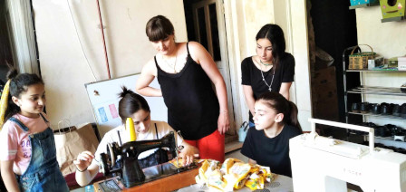 Comme à la maison, avec une machine ancienne Photo : Deux machines à coudre