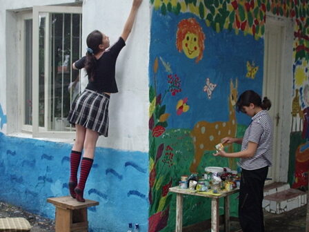 Il sera beau notre local ! Chaque mur illustre un conte populaire Photo : Chaque mur du local illustre un conte populaire